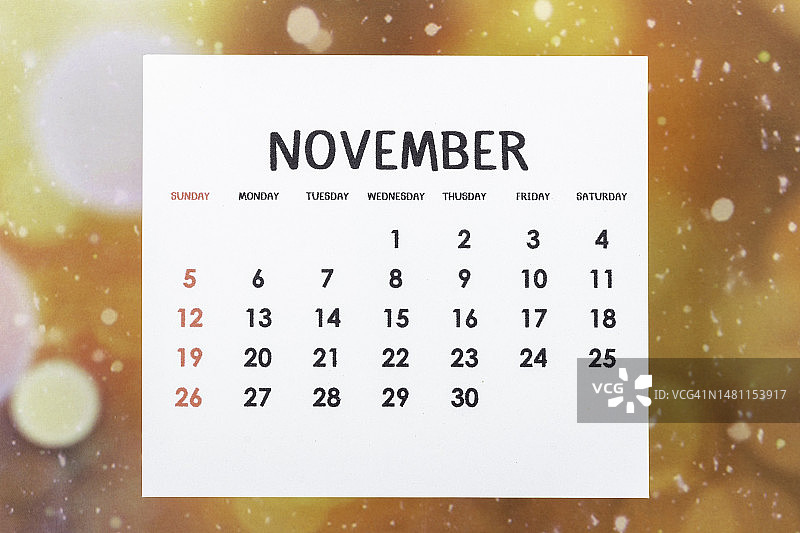 日历台2023:11月是组织者用散景背景进行计划和截止日期的月份。图片素材