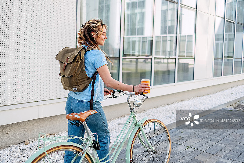 在城市里骑自行车的女人图片素材