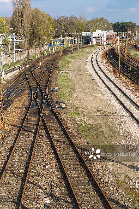 在华沙郊区附近的铁路轨道图片素材