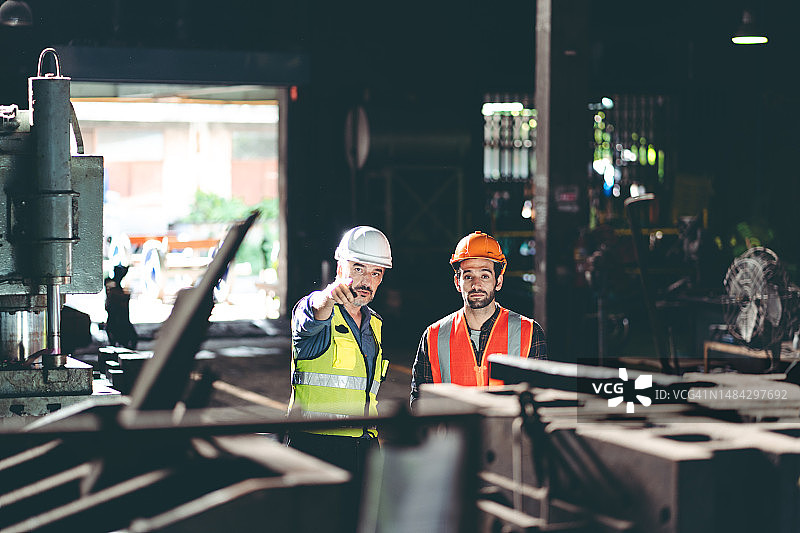 工业工厂有男人在工作的概念，专业工程师工头检查员在商业职业工作与团队合作，施工经理在制造技术工作图片素材