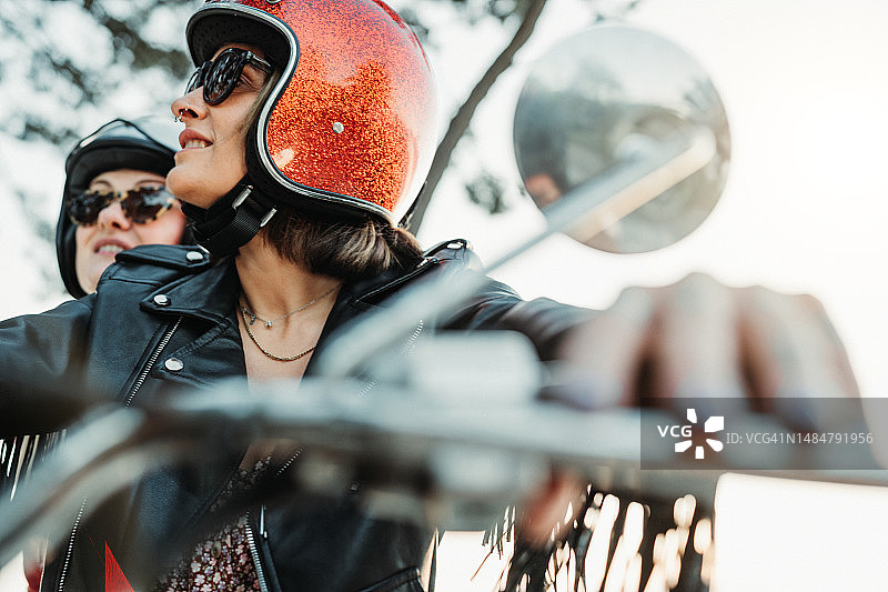户外骑摩托车的女人图片素材