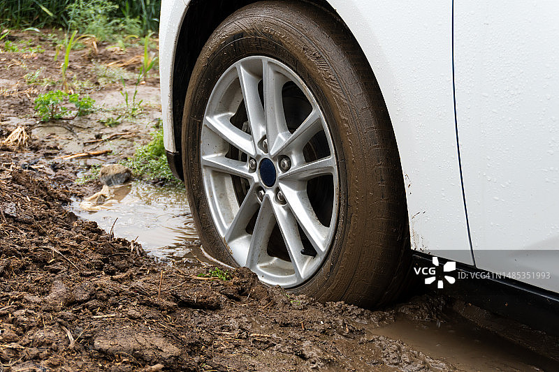 汽车陷在深泥软地，车轮陷在泥里图片素材
