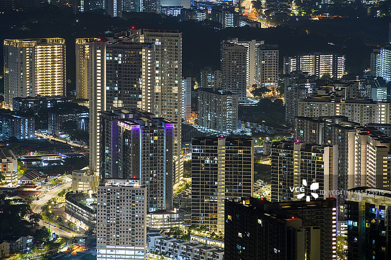 夜晚的摩天大楼，槟城的天际线图片素材