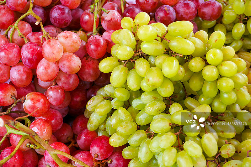 市场上新鲜的绿葡萄和红葡萄图片素材