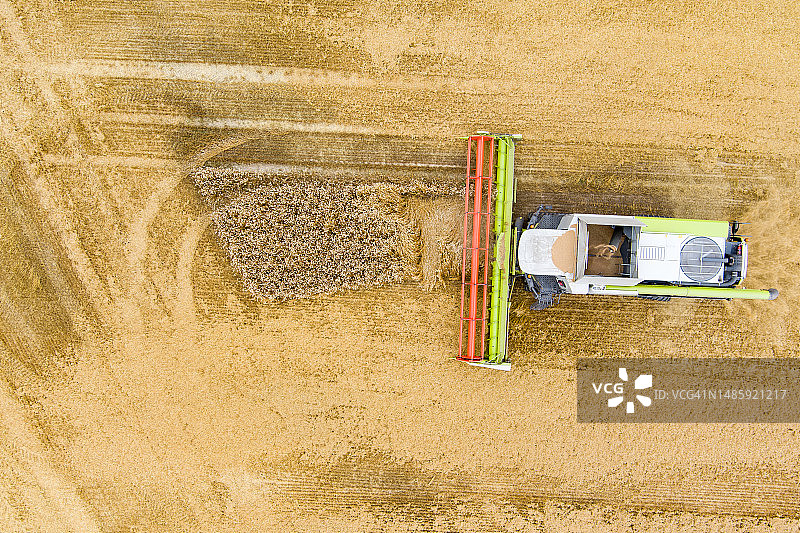 联合收割机工作时的农田鸟瞰图。立陶宛的干草捆田和农田。图片素材