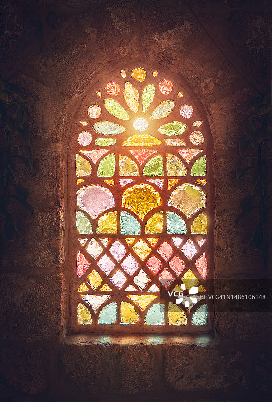 罗马尼亚彩色玻璃窗的特写图片素材