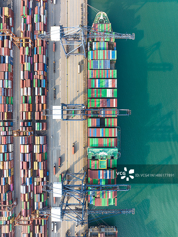 一艘停靠在港口的货船的俯视图图片素材