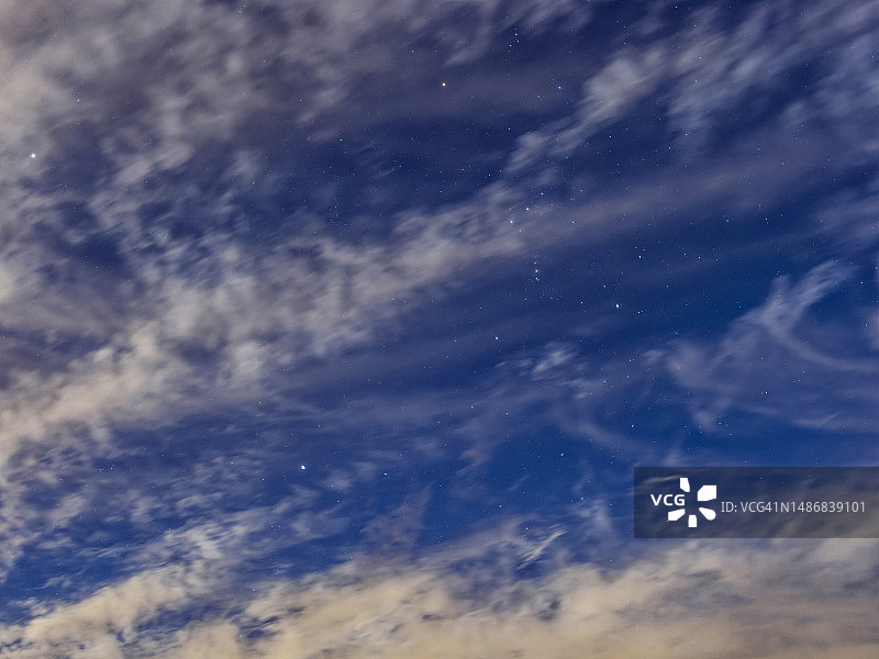 夜空中星星和高云的全貌。图片素材