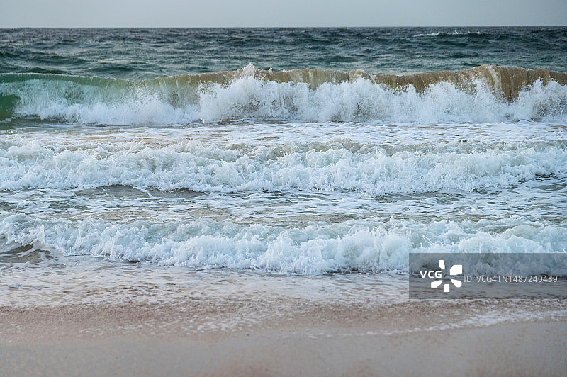 海浪拍打着海滩图片素材