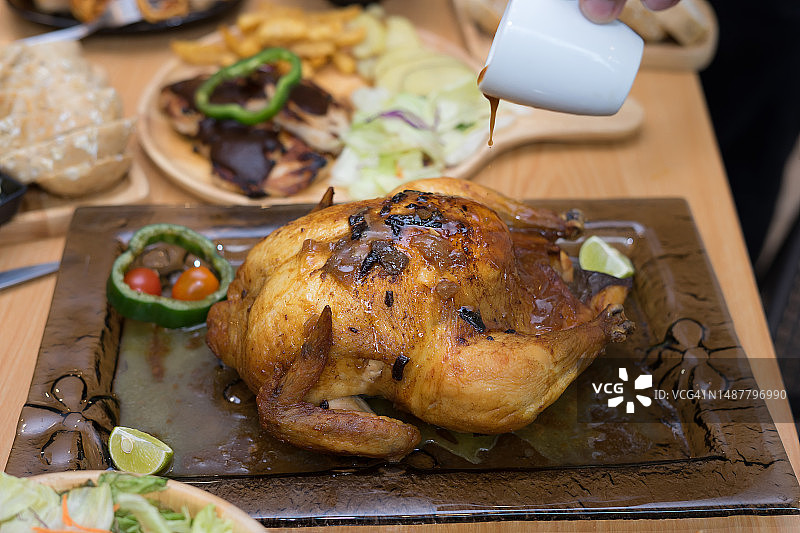 罗马尼亚，烤整只鸡放在盘子里图片素材