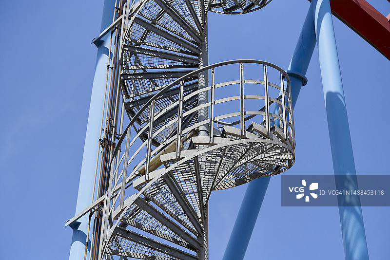 螺旋楼梯设计在铁，一个极好的材料，其硬度和抗户外暴露。图片素材