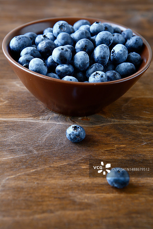 罗马尼亚，桌子上碗里的蓝莓特写图片素材