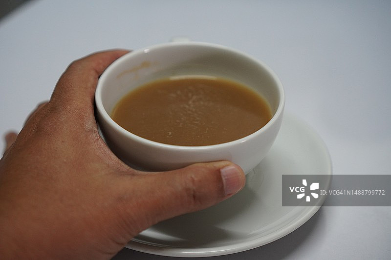 用白色杯子盛着热咖啡图片素材
