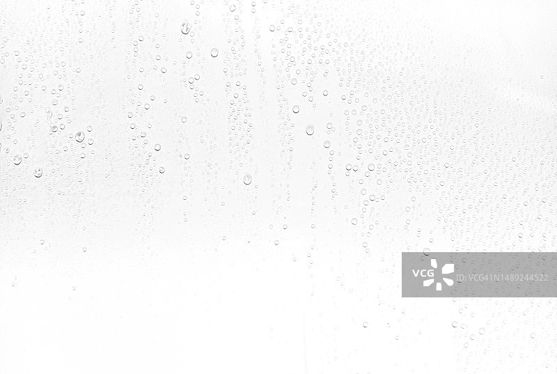水滴在白色背景表面上的概念图片素材