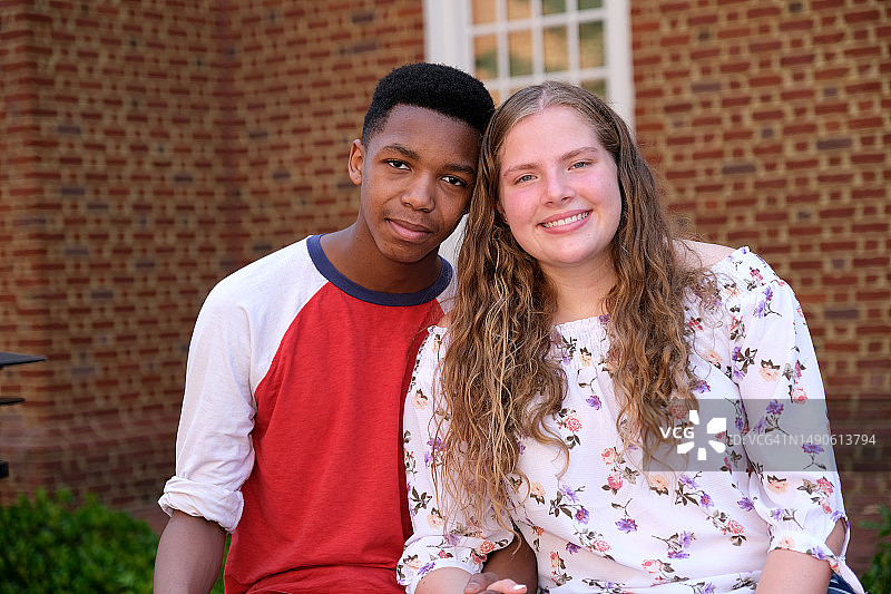 跨种族青少年情侣图片素材