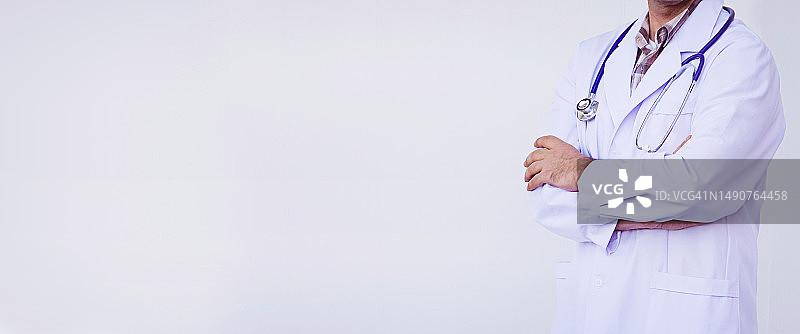 罗马尼亚，医生站在白色背景下的腹部图片素材