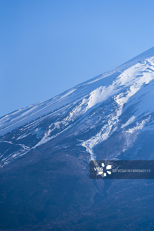 日本山梨县川口湖的富士山被雪覆盖图片素材