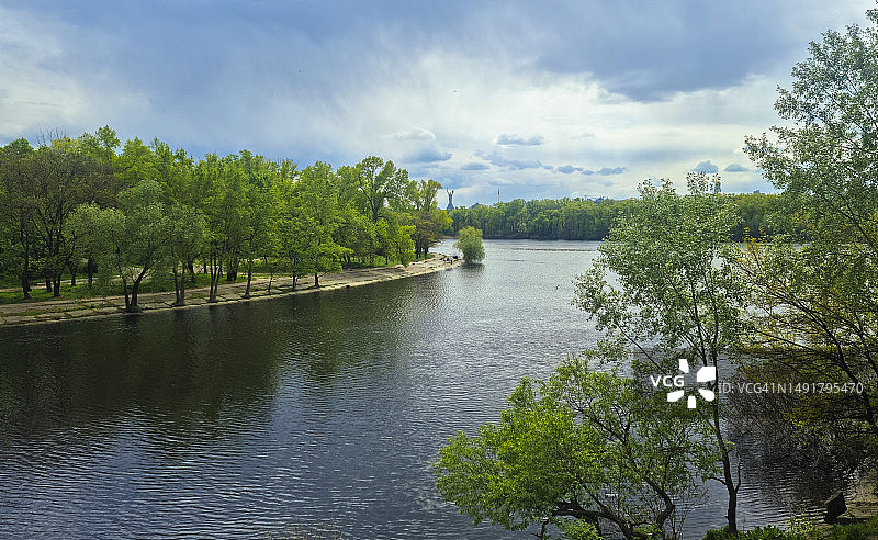 第聂伯河河道上的茂密树叶图片素材