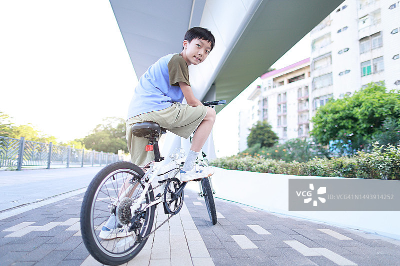 骑自行车的小孩图片素材