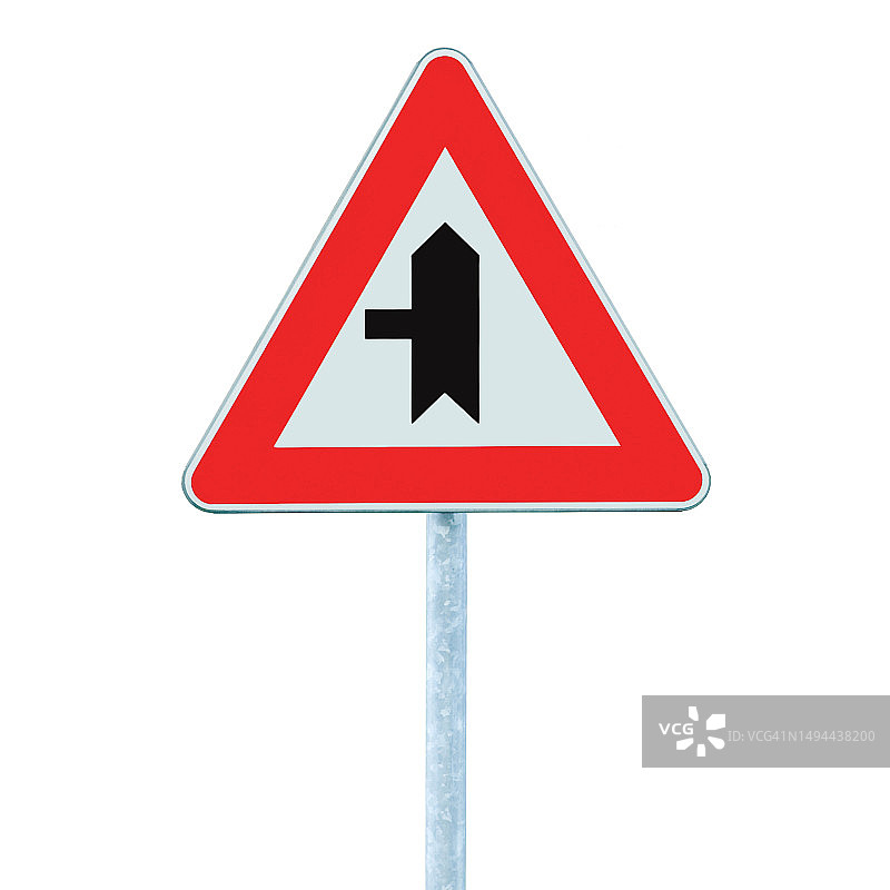 优先前方十字路口左侧道路标志，隔离主要交通警示标志，路口十字路口，红色框架三角形，灰色杆柱，大细节垂直特写图片素材