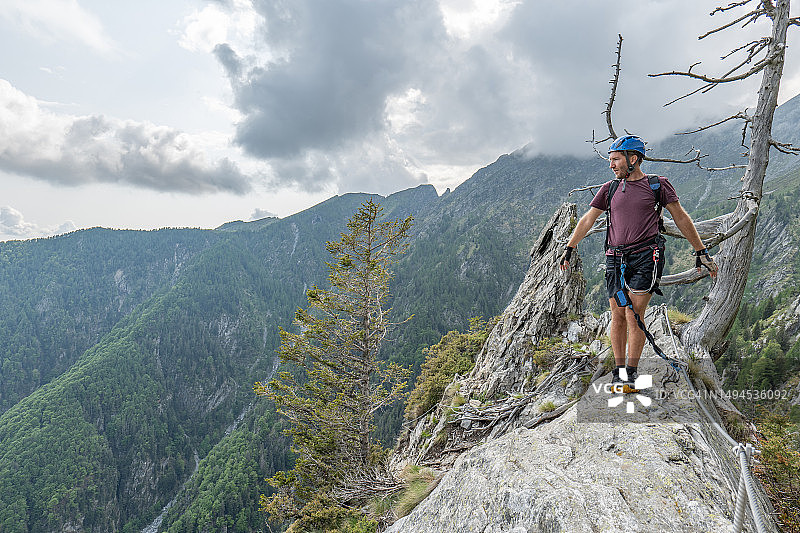穿越高山山脊的男性攀岩者图片素材