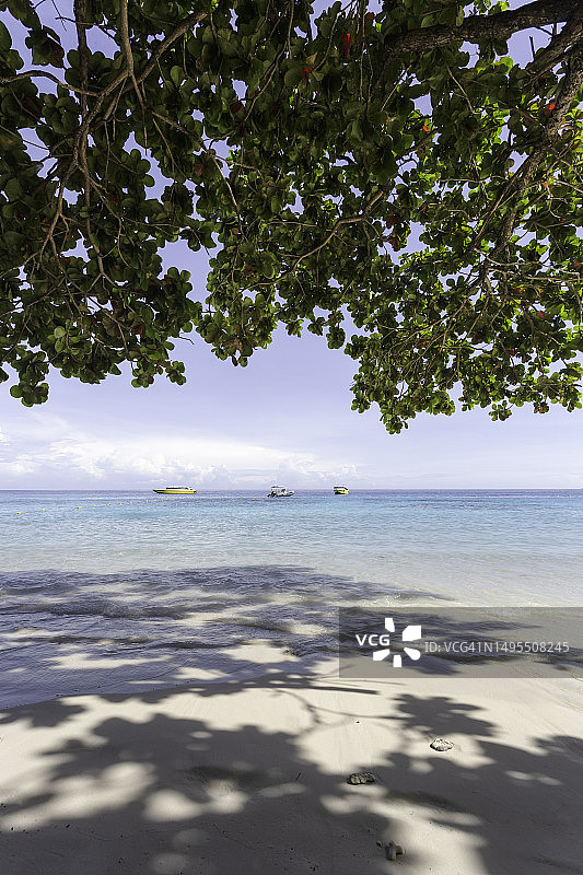 安达曼海中美丽的岛屿在斯米兰群岛，穆科斯米兰国家公园。图片素材