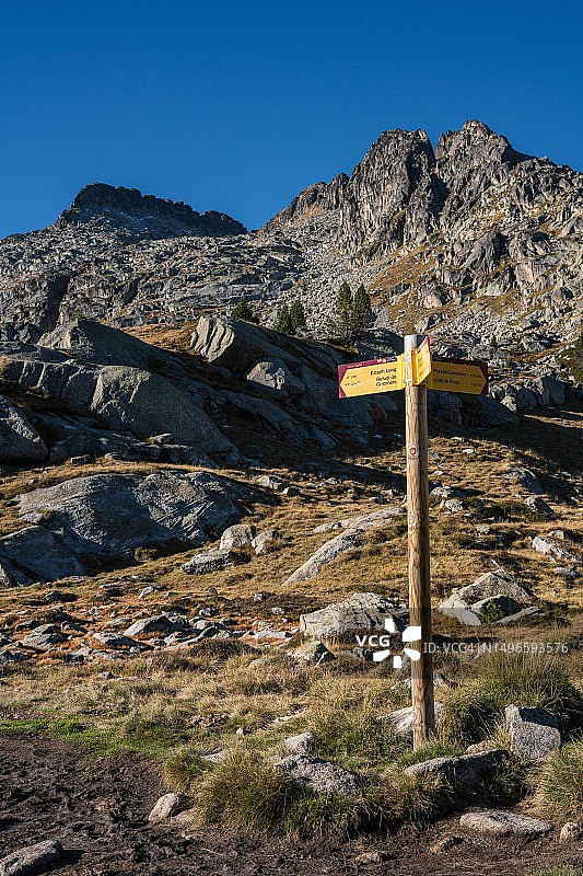 西班牙利莱达比利牛斯山脉，Circo de Colomers步道的徒步小道图片素材