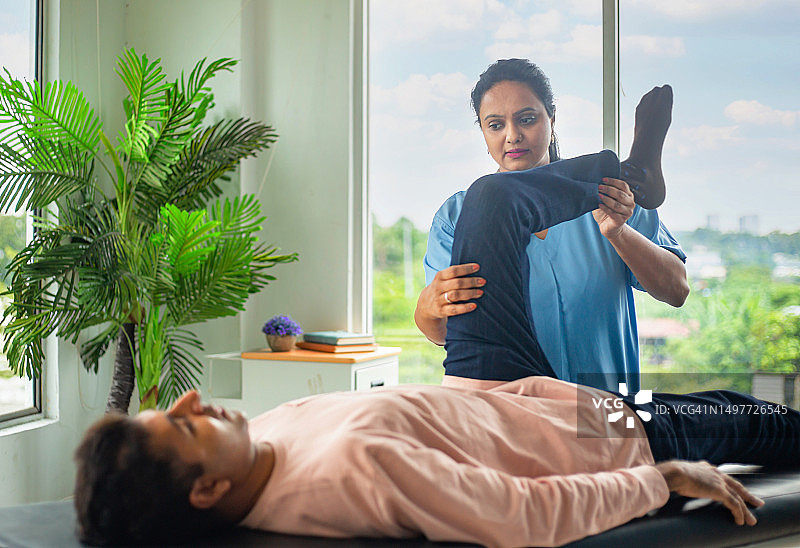 物理医生为病人提供膝关节问题的咨询图片素材