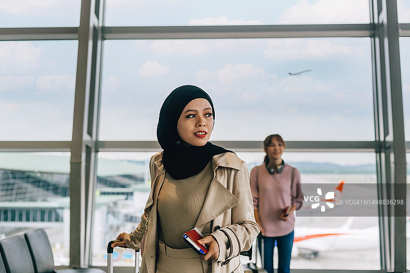 机场的穆斯林女商人图片素材