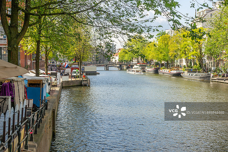阿姆斯特丹市中心运河上的住宅驳船图片素材