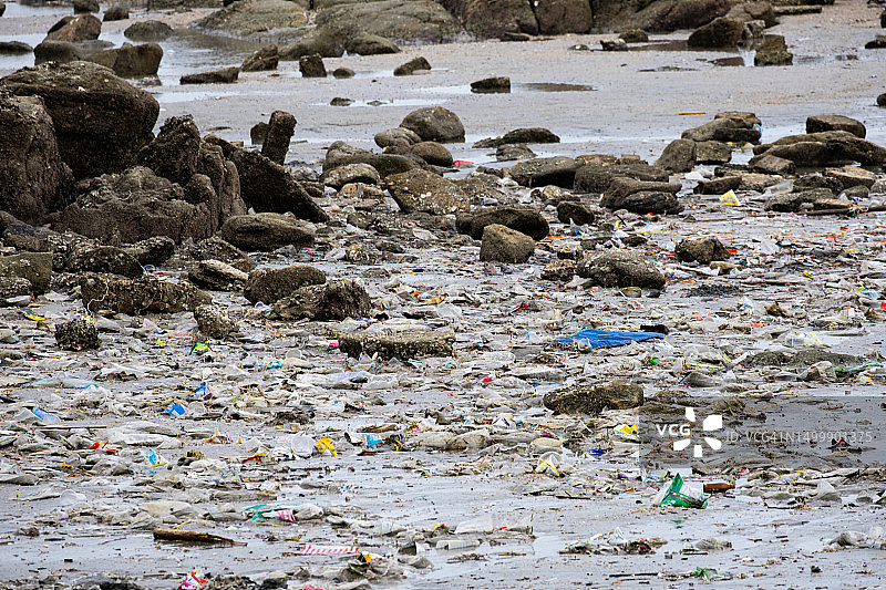海滩碎片，塑料杯和塑料袋。海洋垃圾是世界上主要的环境问题之一。图片素材