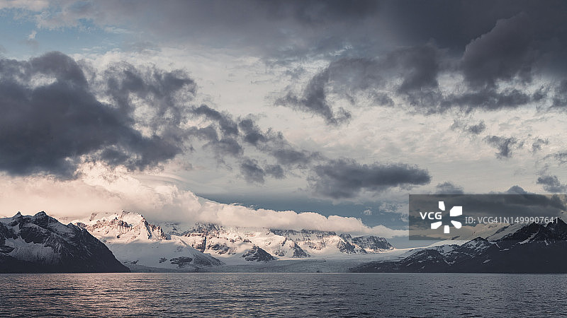 南极半岛的日出全景戏剧性的暮光全景图片素材