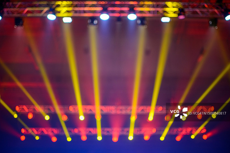 音乐表演时舞台上方的彩色聚光灯。图片素材