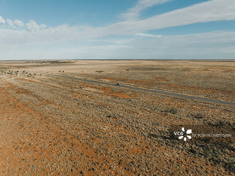 航拍图片显示，一辆4x4在澳大利亚新南威尔士州布罗肯山的一条贫瘠的道路上行驶图片素材