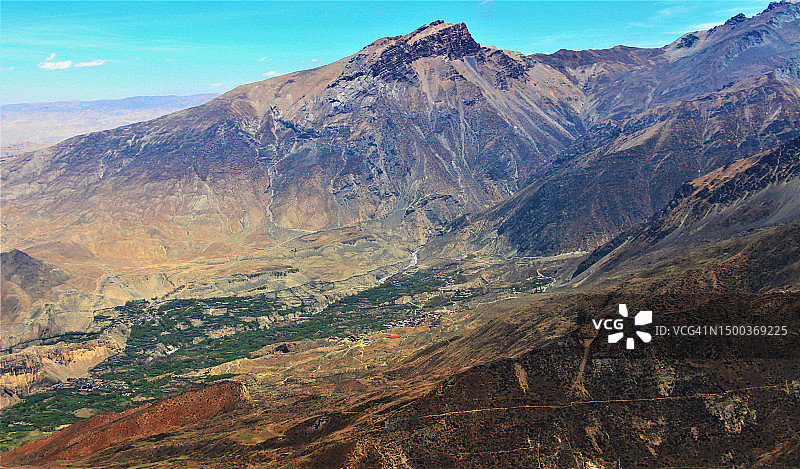 尼泊尔，天空映衬下的山景图片素材