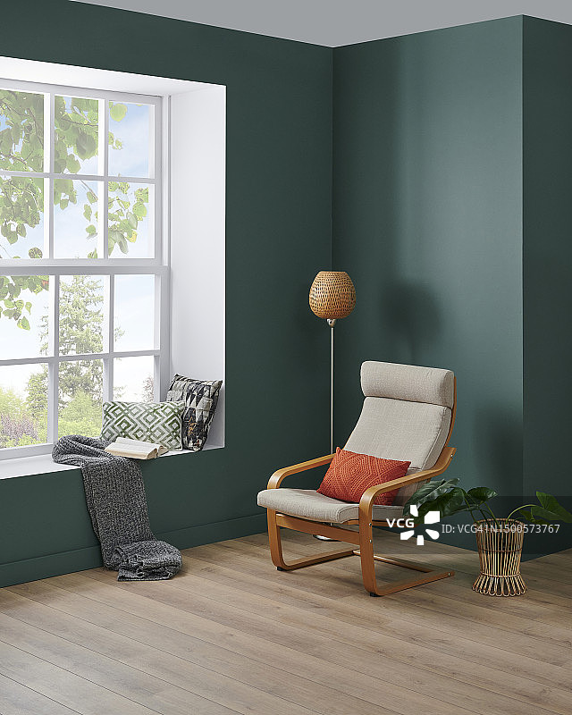 现代角落房间的室内风格，绿色墙壁背景，椅子概念，灯毯和枕头的细节。图片素材