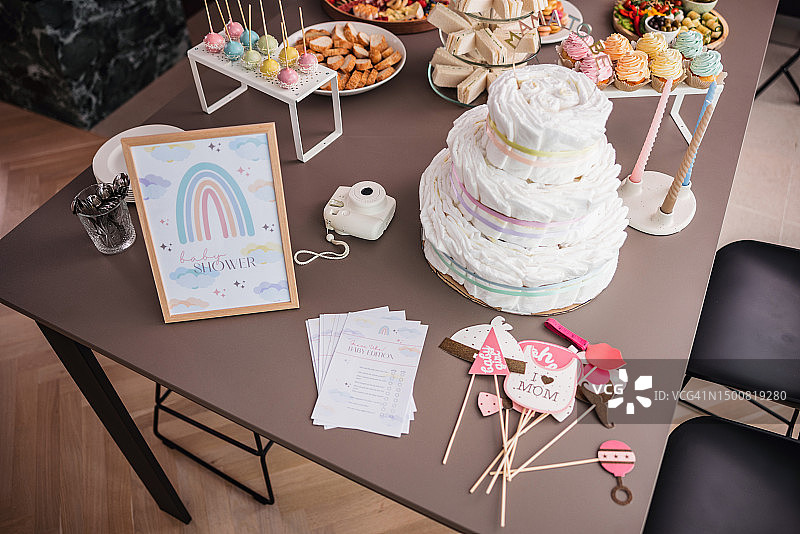 可爱的装饰和美味的食物在婴儿派对庆祝图片素材