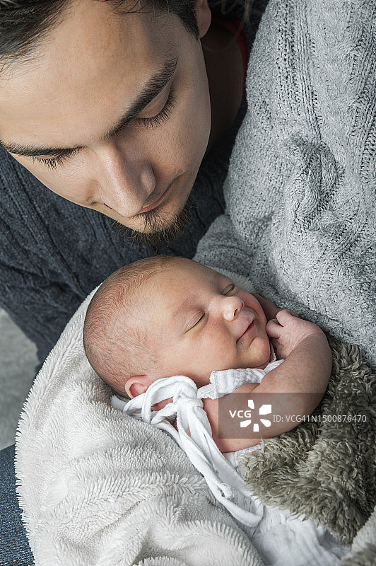 父亲和刚出生的婴儿近距离接触图片素材
