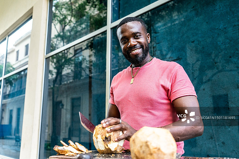 哈瓦那街头卖椰子的中年男子的肖像图片素材