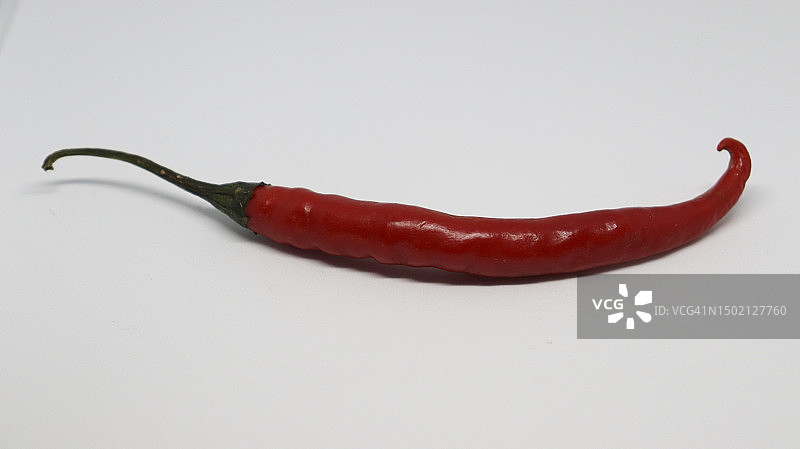 一个细长的红绿辣椒在白色的背景上图片素材