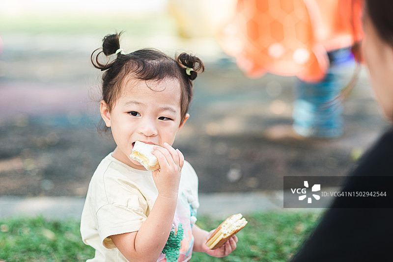 甜蜜的快乐:一个小公主沉迷于花园煎饼图片素材
