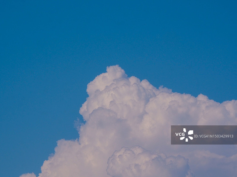 低角度看天空中的云，柏林，德国图片素材