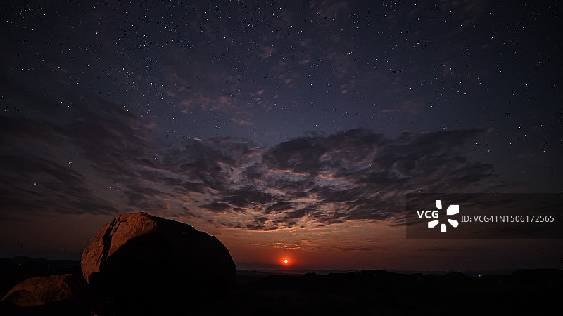 纳米比亚，夜空衬托下的风景剪影图片素材