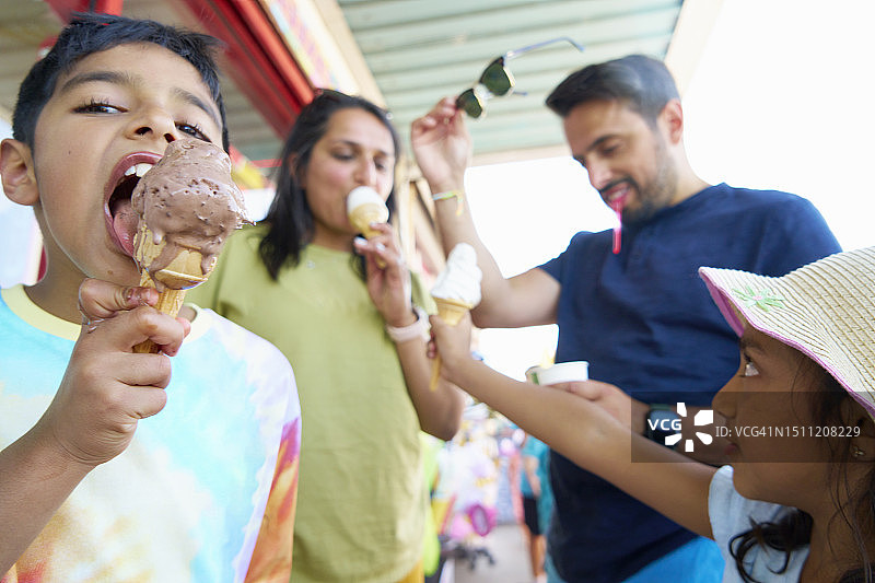 一家人吃冰淇淋图片素材