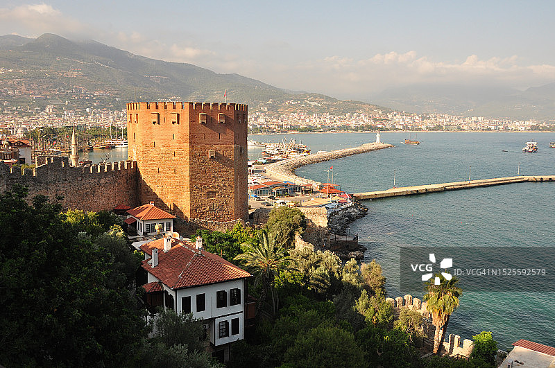 土耳其安塔利亚的阿拉尼亚，大海对天空的高角度城镇景观图片素材