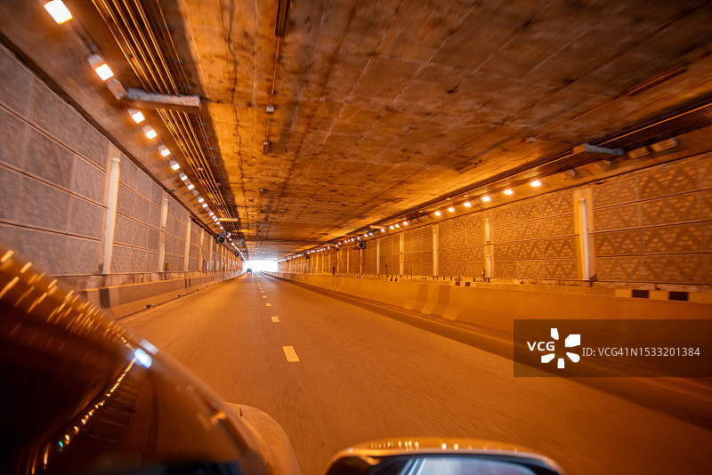 隧道里有车，隧道里有车。泰国的地下汽车隧道。高速公路基础设施。图片素材