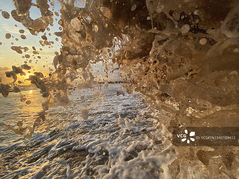 卡尔瓦海滩上的海浪图片素材