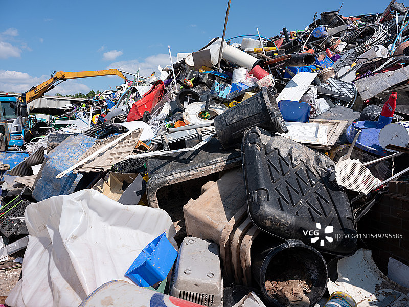 一堆在废物处理和回收场的工业和商业塑料废料图片素材