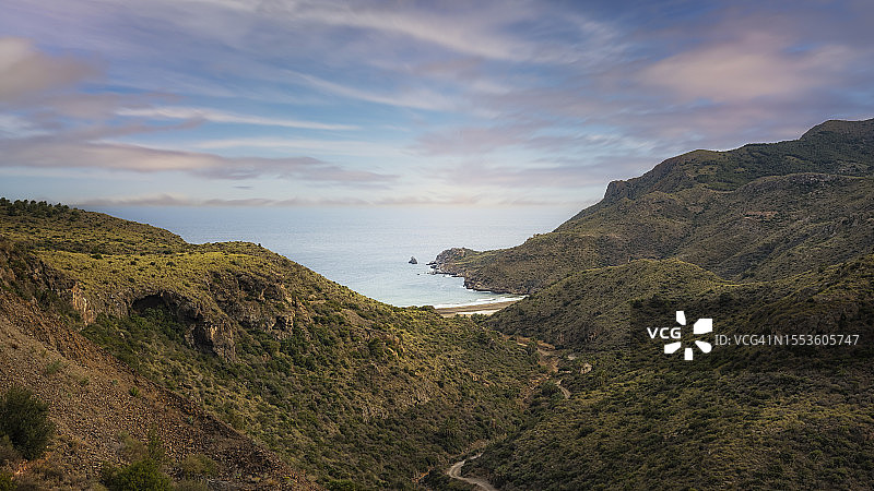 西班牙穆尔西亚的El Gorguel，天空映衬着大海和山脉的美景图片素材