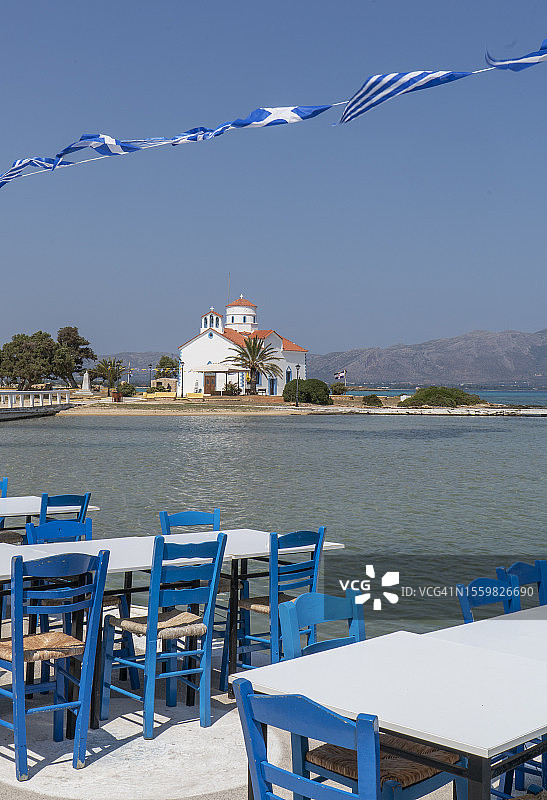 希腊岛上的露天餐厅和东正教教堂图片素材